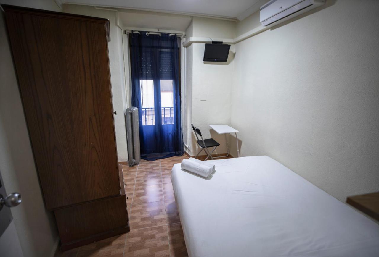 펜션 로스 페랄레스 마드리드 외부 사진 A room at the hostel