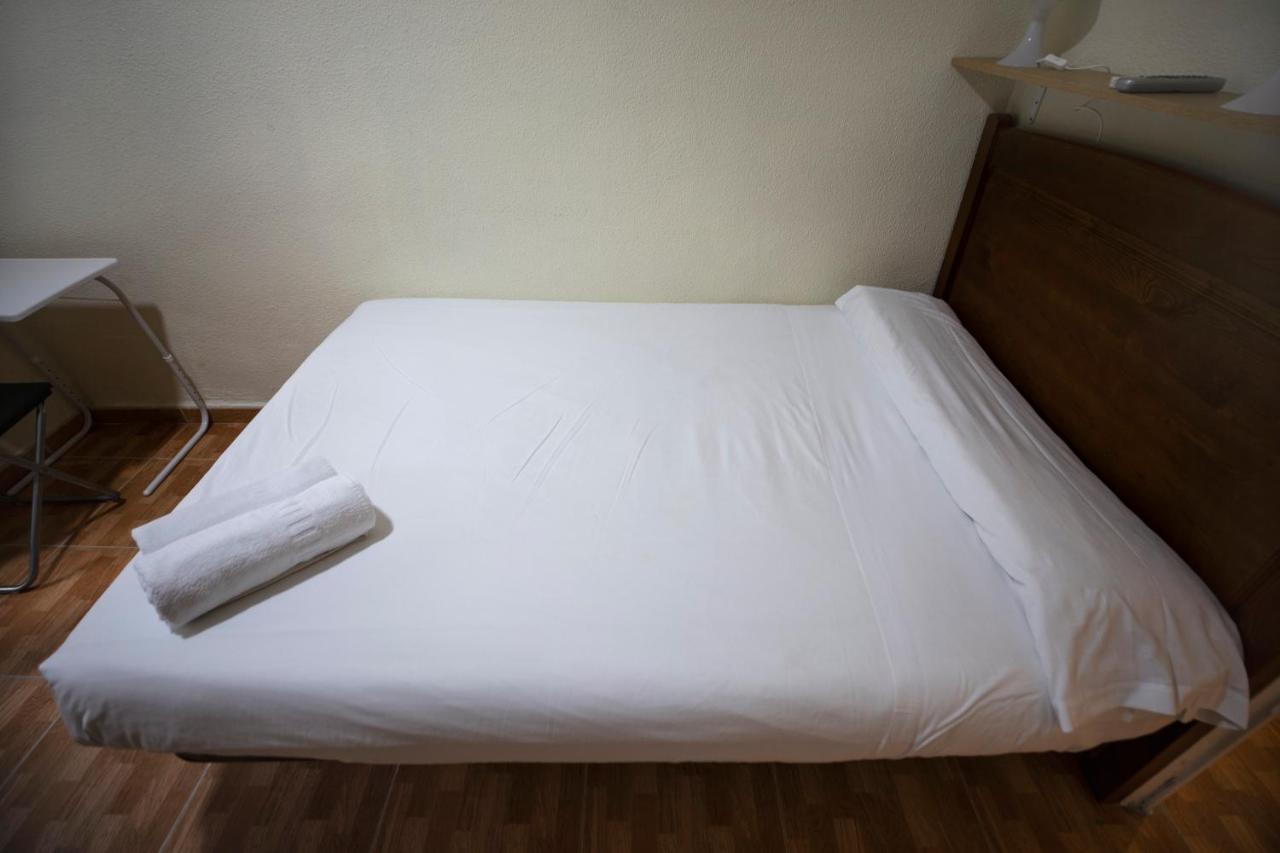 펜션 로스 페랄레스 마드리드 외부 사진 A bed with a sheet