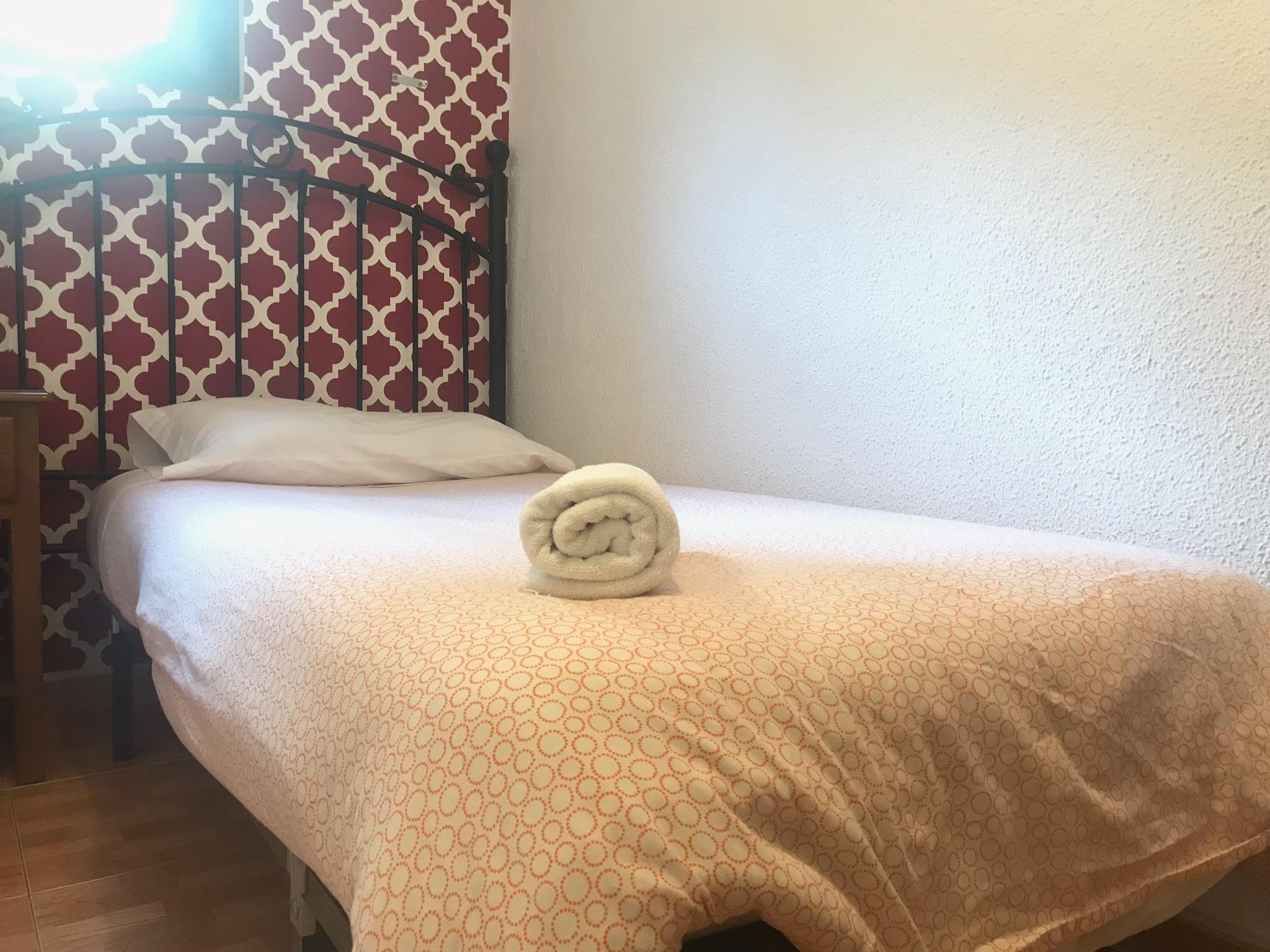 펜션 로스 페랄레스 마드리드 외부 사진 A bed with a rolled towel