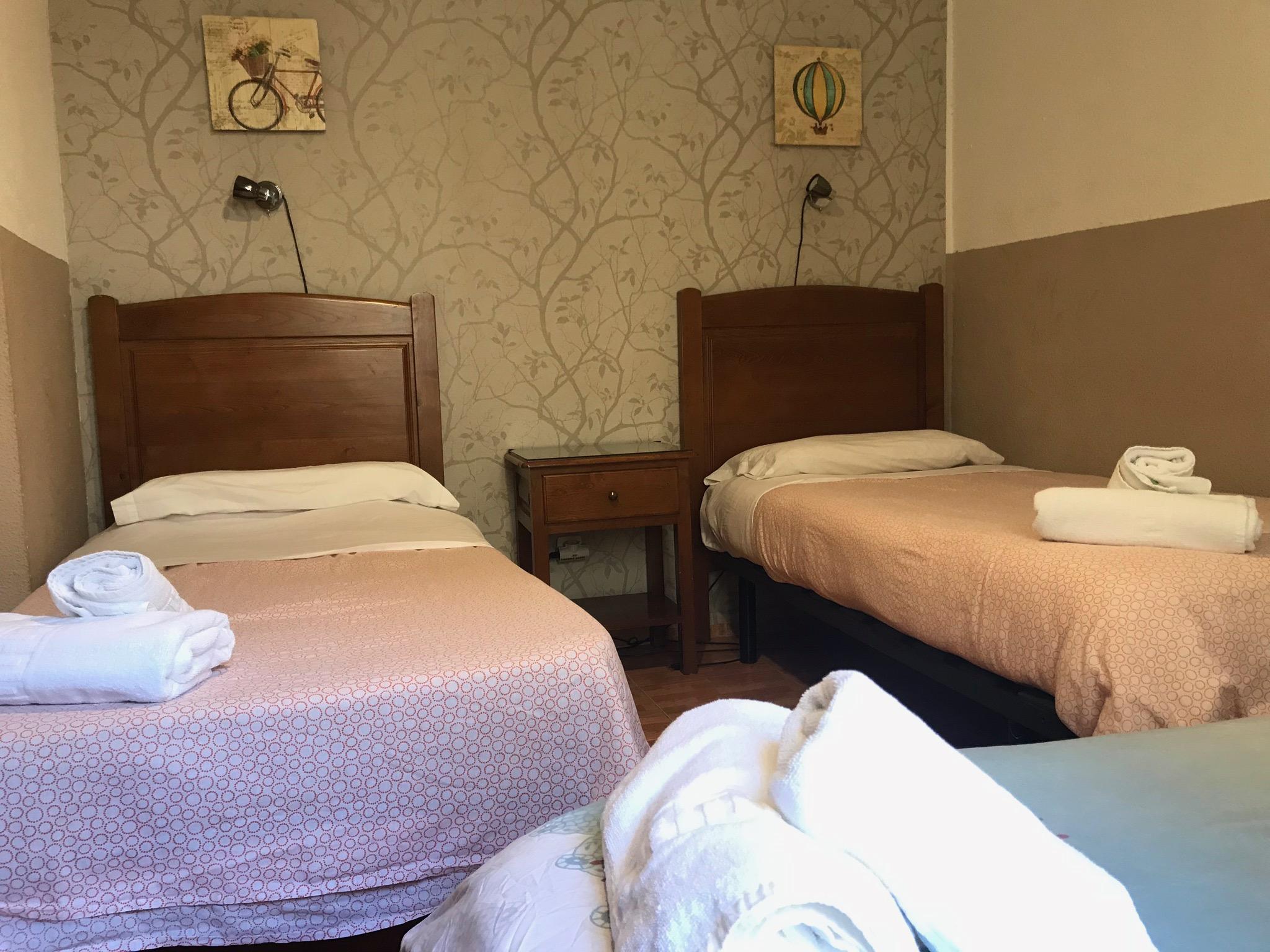 펜션 로스 페랄레스 마드리드 외부 사진 A typical room at the hotel