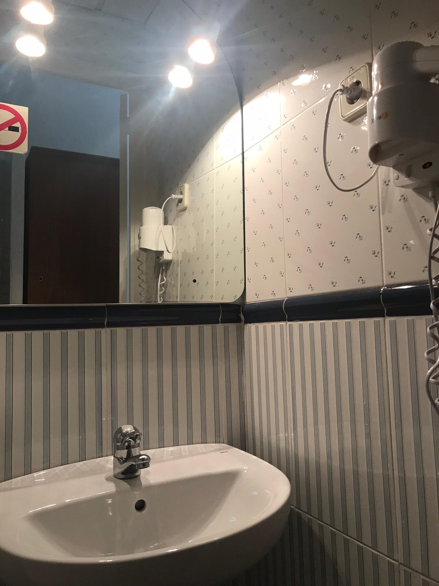 펜션 로스 페랄레스 마드리드 외부 사진 A shower in a hotel bathroom