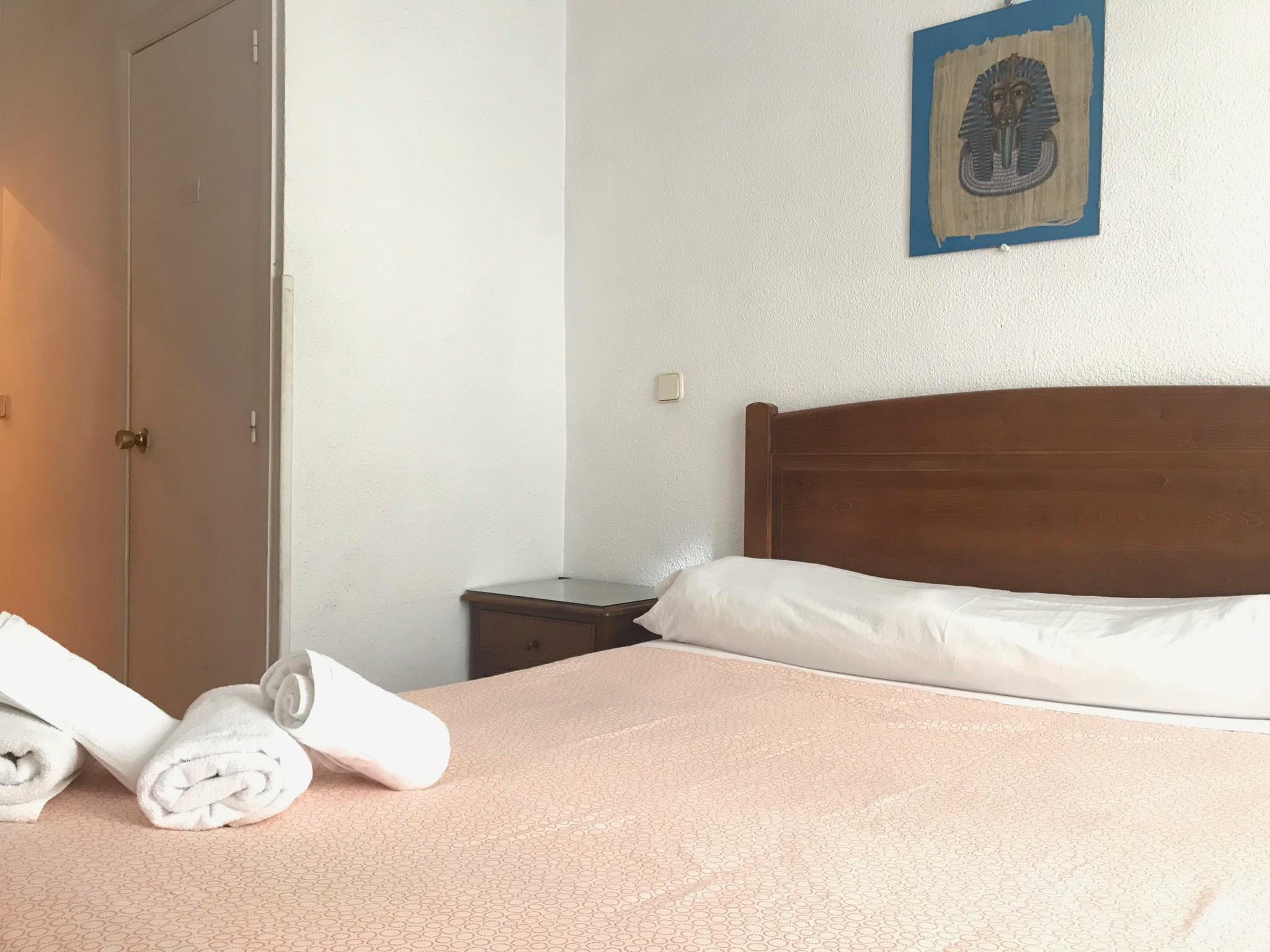 펜션 로스 페랄레스 마드리드 외부 사진 A bedroom at the hotel