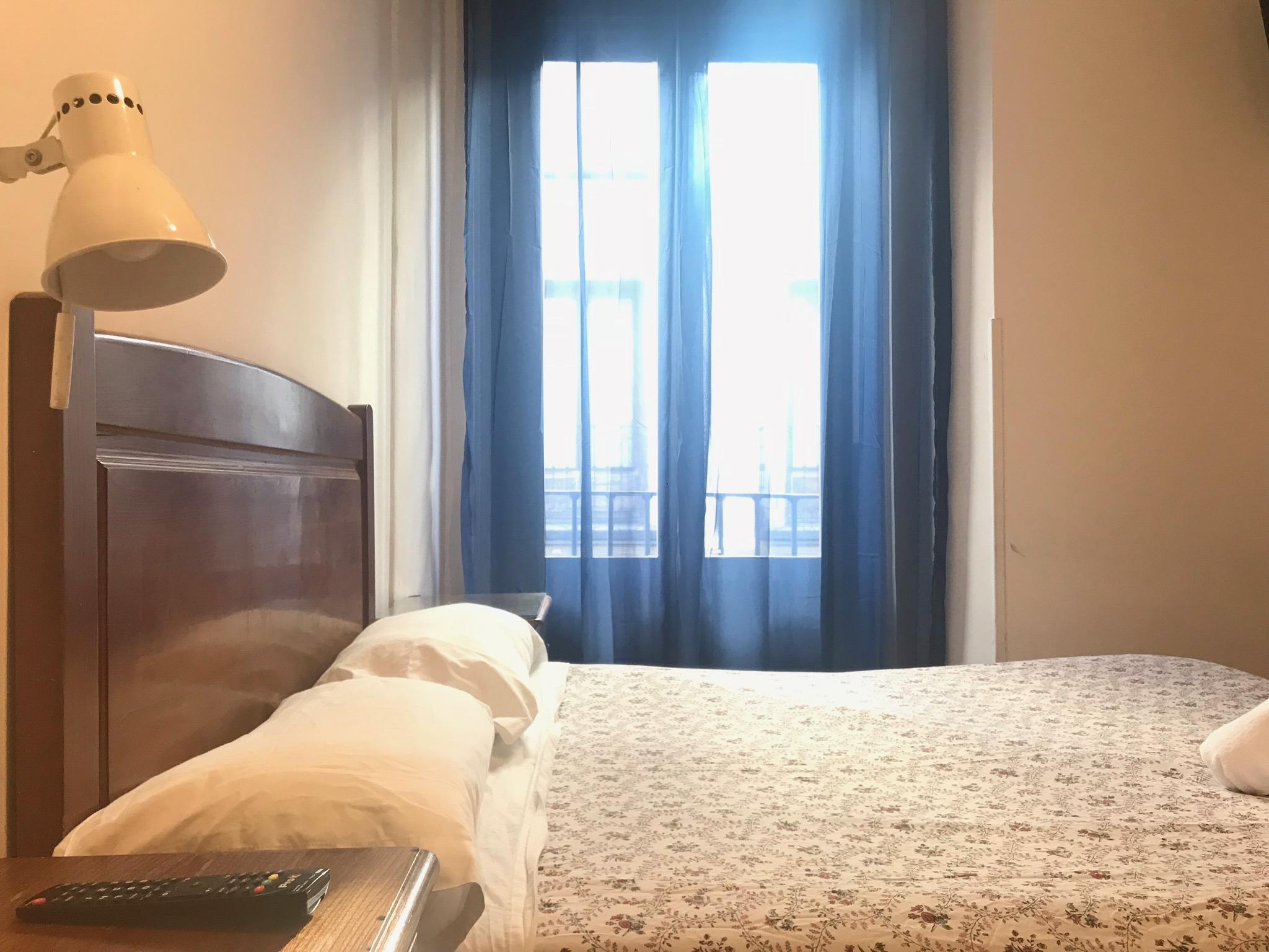 펜션 로스 페랄레스 마드리드 외부 사진 A bedroom in a hotel