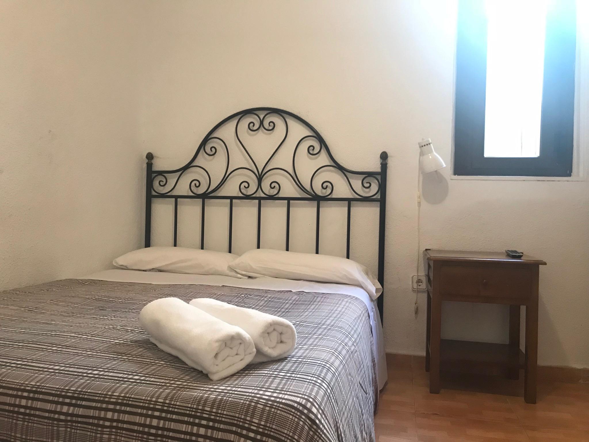 펜션 로스 페랄레스 마드리드 외부 사진 A bedroom in a hostel