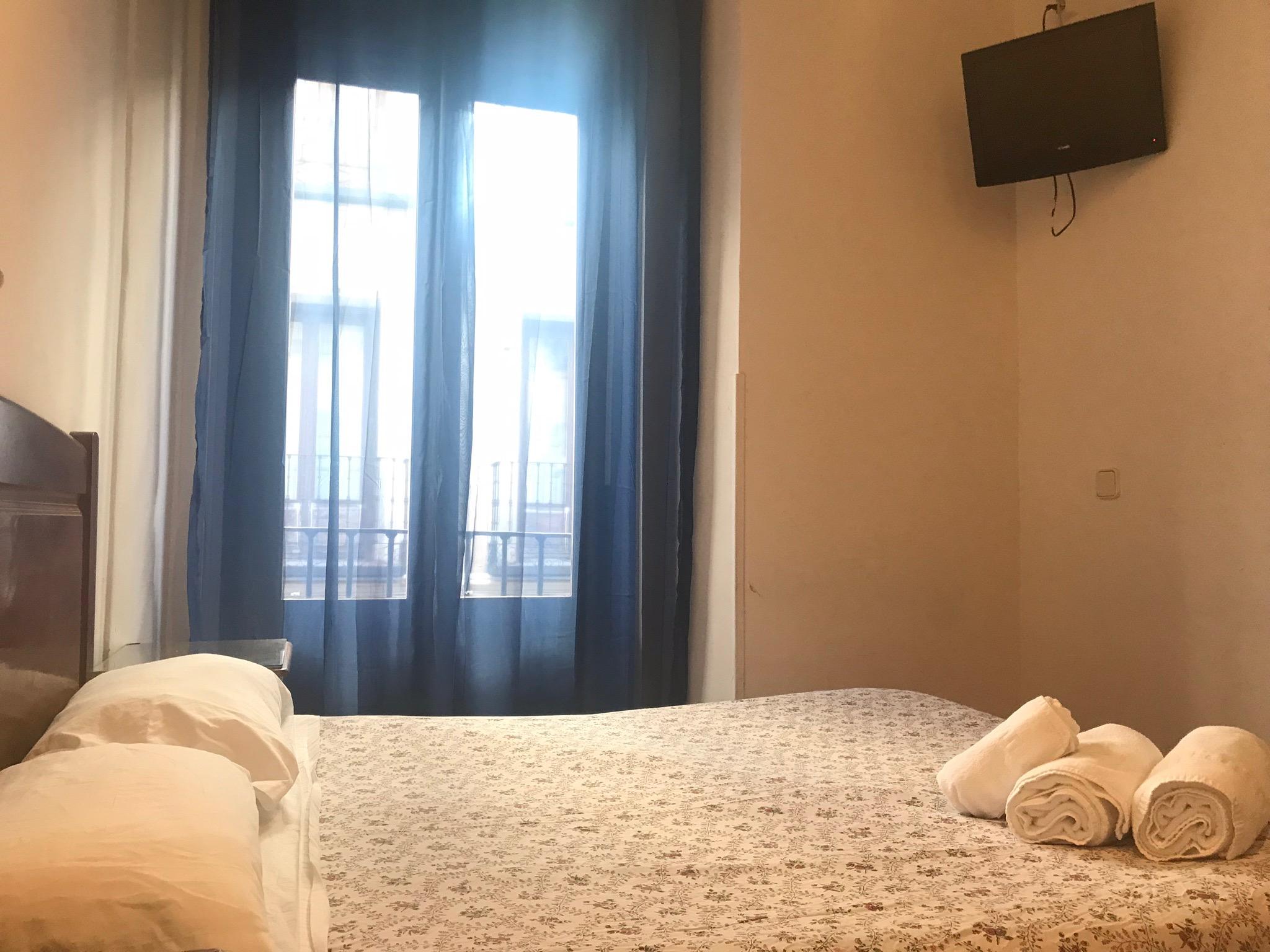 펜션 로스 페랄레스 마드리드 외부 사진 A room at the hotel