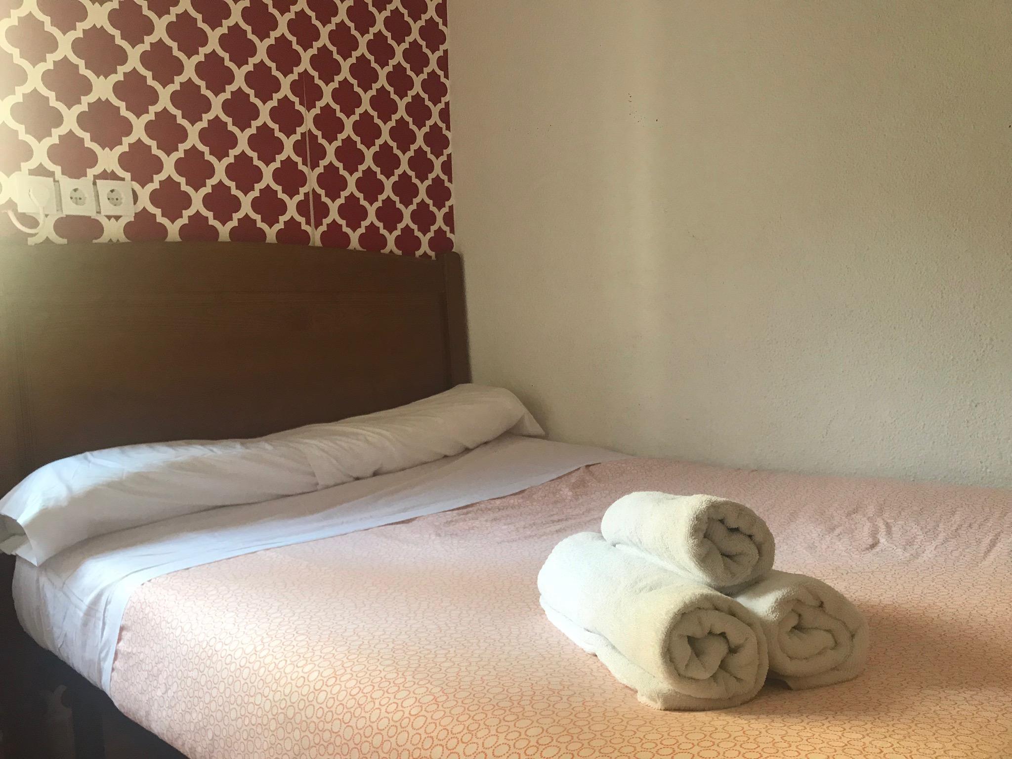 펜션 로스 페랄레스 마드리드 외부 사진 A bed with towels