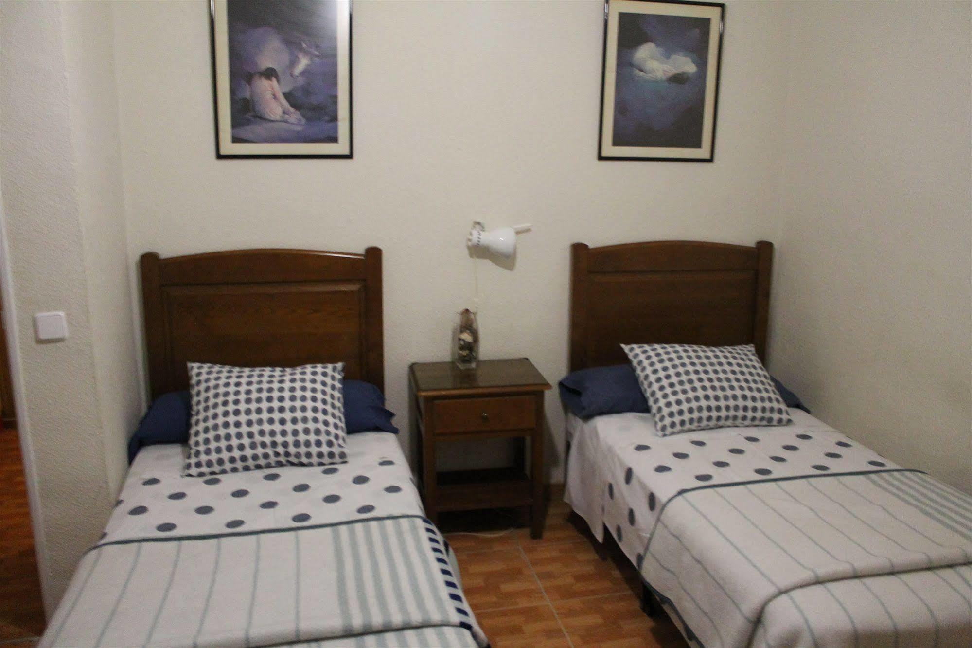 펜션 로스 페랄레스 마드리드 외부 사진 A bedroom with two single beds